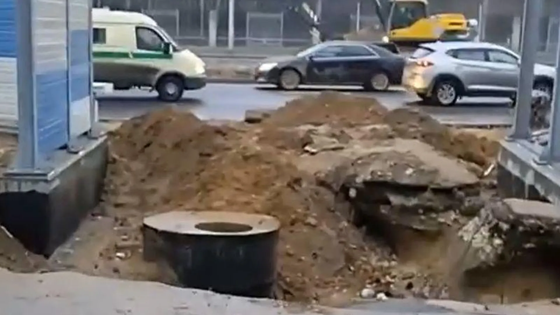 В Жуковском горожане пожаловались на огромную яму без предупреждающих знаков