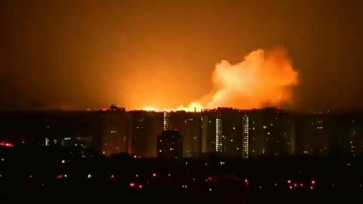 В Киеве массированная бомбежка, ракета ПВО по ошибке угодила в жилой дом -  СМИ