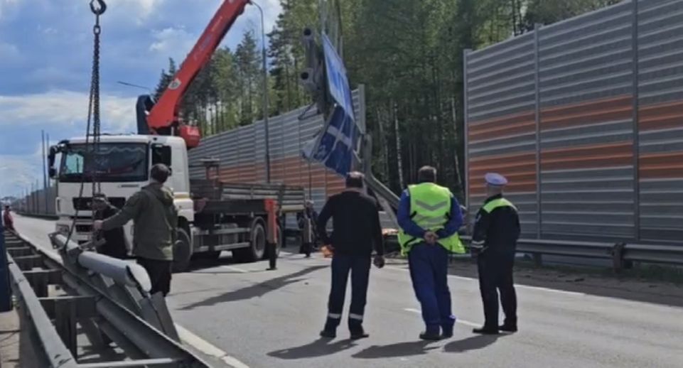 Видео 360.ru: движение на ЦКАД восстановили после ДТП с грузовиком