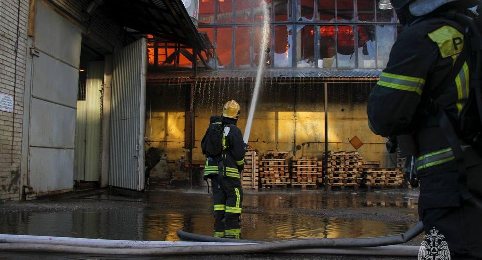 Сотрудники МЧС ликвидировали пожар в цеху с полиэтиленом в Петербурге
