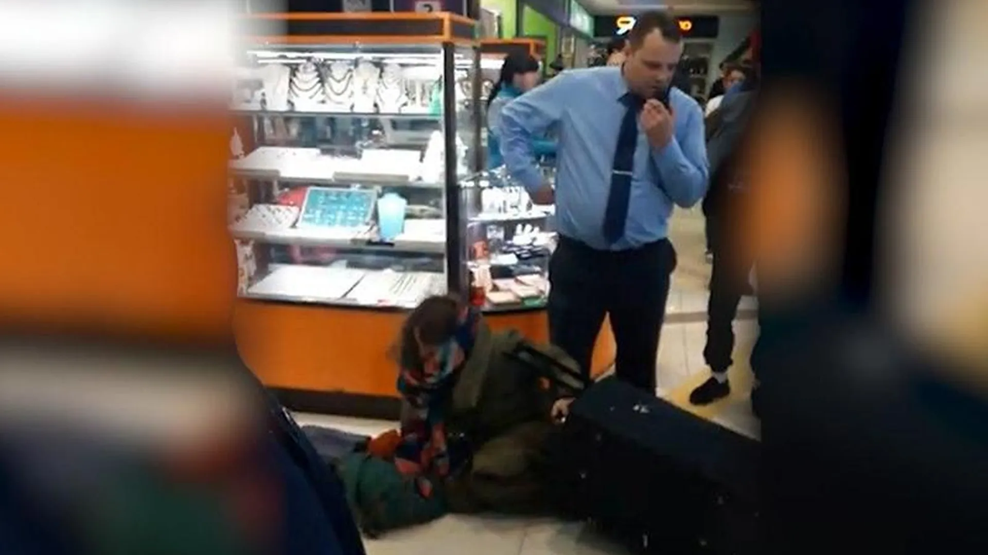 Охранник супермаркета подрался с покупательницей из-за большого чемодана в Люберцах