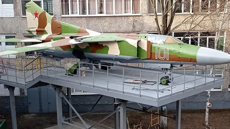 В лицее Химок отреставрировали истребитель МиГ-23