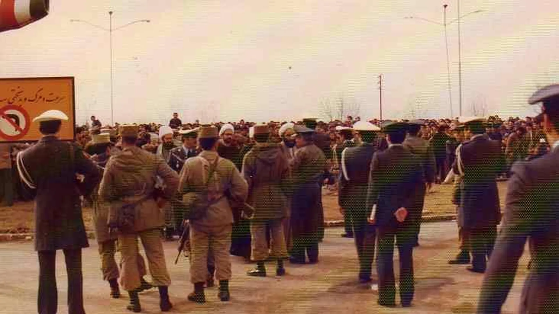 Переговоры с лидерами протестующих во время Исламской революции в Тебризе, 1979 год