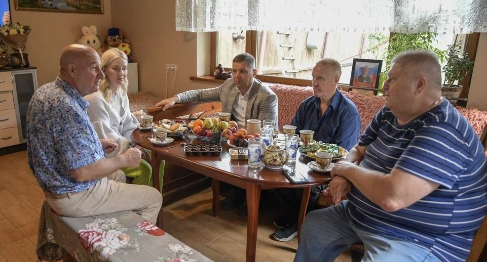 Глава Дмитрова Илья Поночевный встретился с семей погибшего бойца СВО
