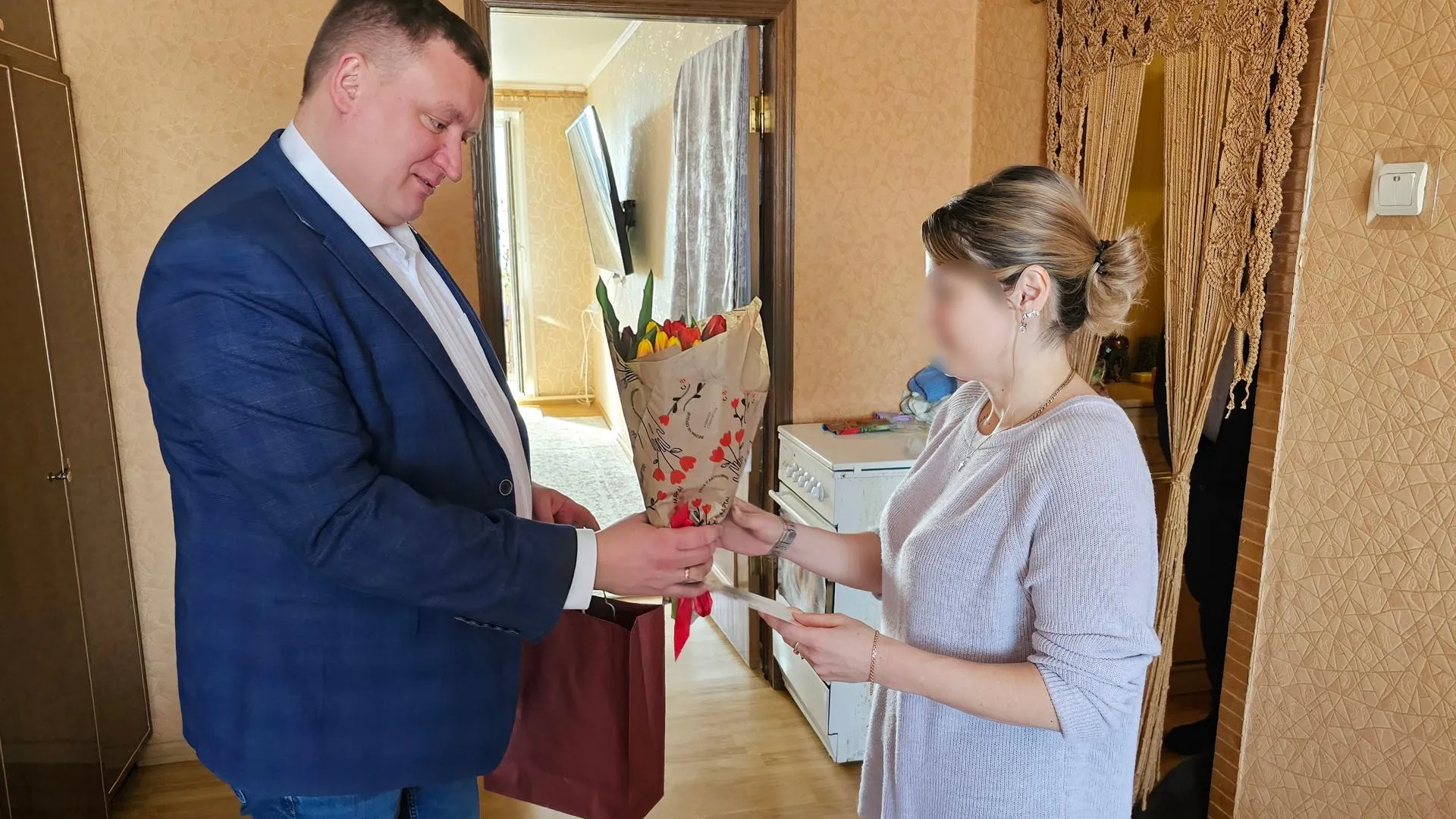 Представители «Единой России» в Луховицах поздравили с 8 марта родных и близких военных СВО
