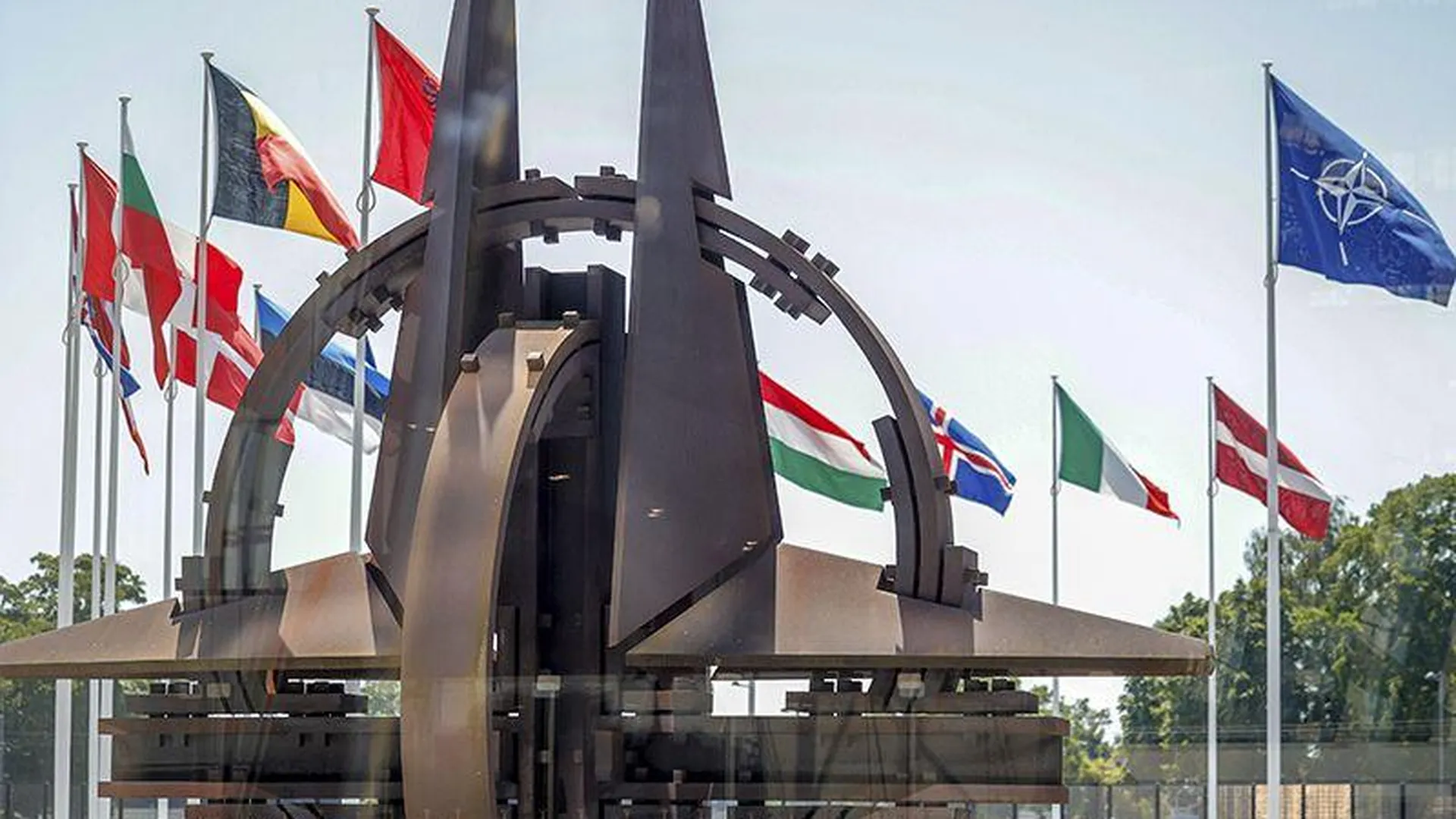 НАТО хочет нарастить производство советских боеприпасов — разбор аналитика