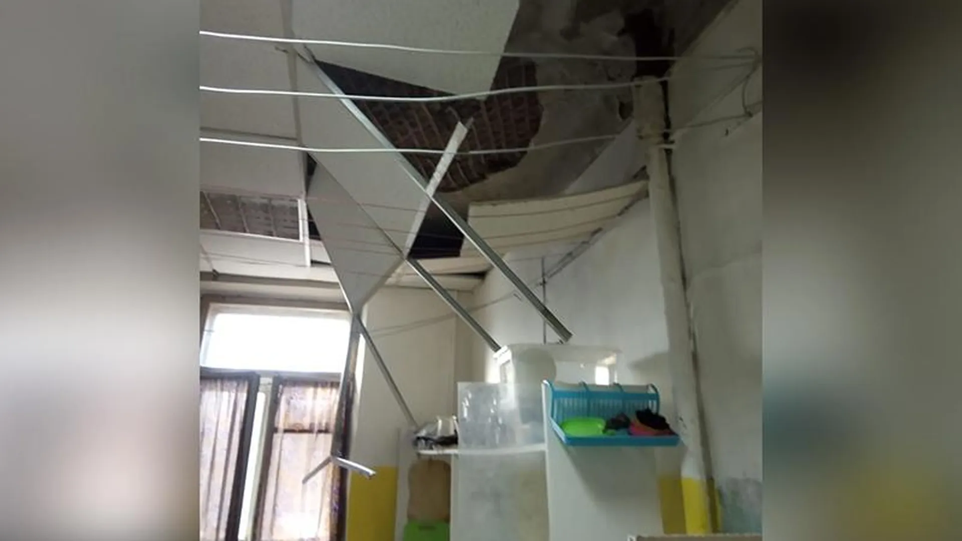 В аварийном доме Климовска обрушился потолок