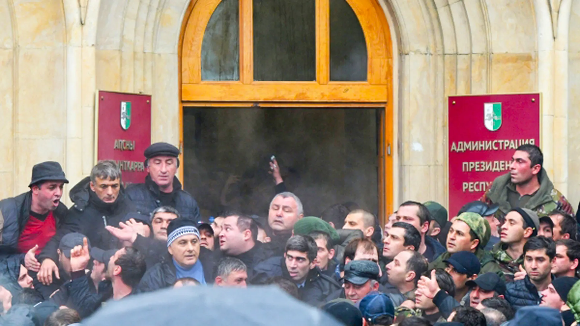 Протестующие в Абхазии выкрали оружие из администрации президента