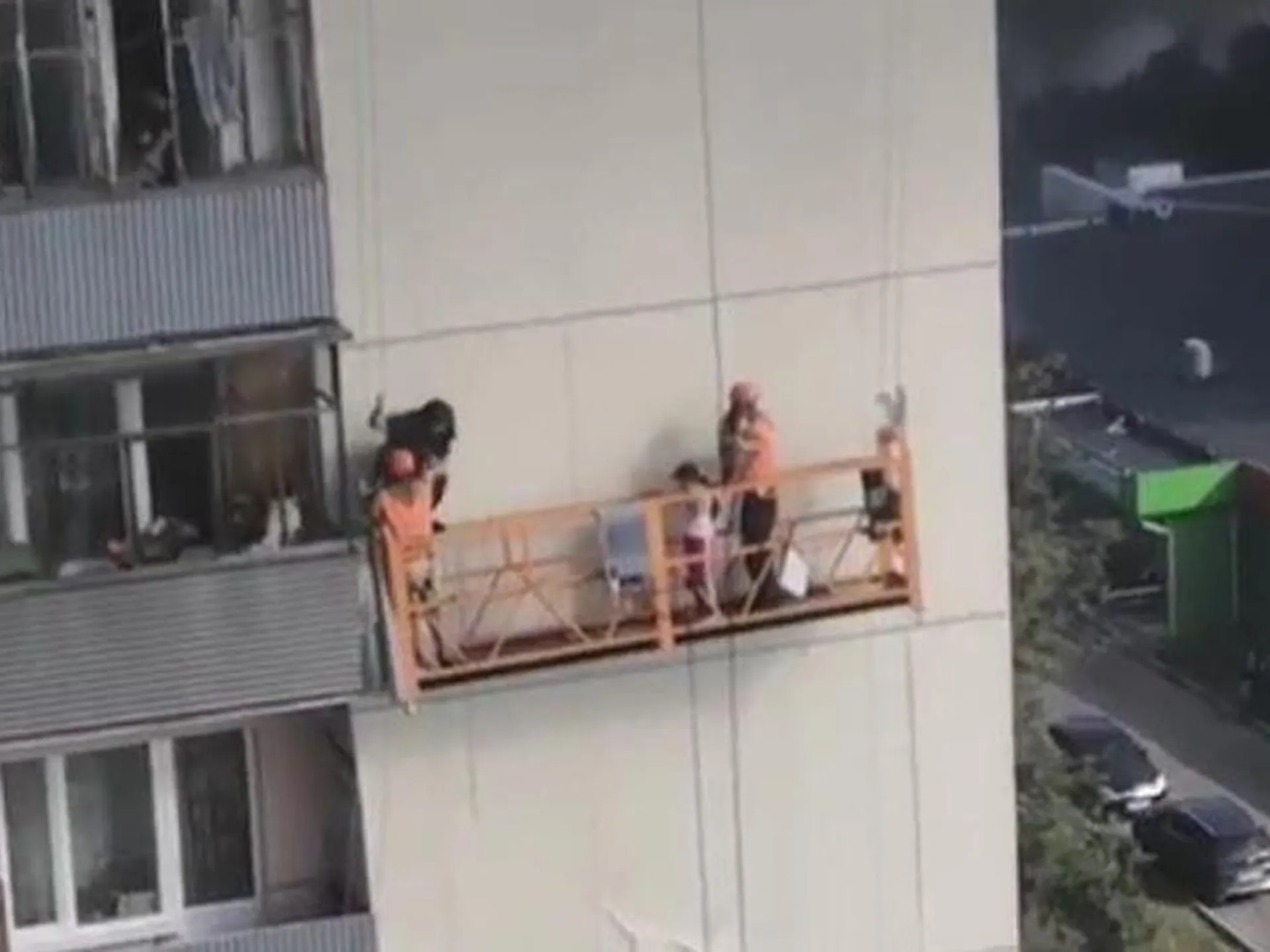 Рабочие в строительной люльке эвакуировали людей из горящего дома в Видном