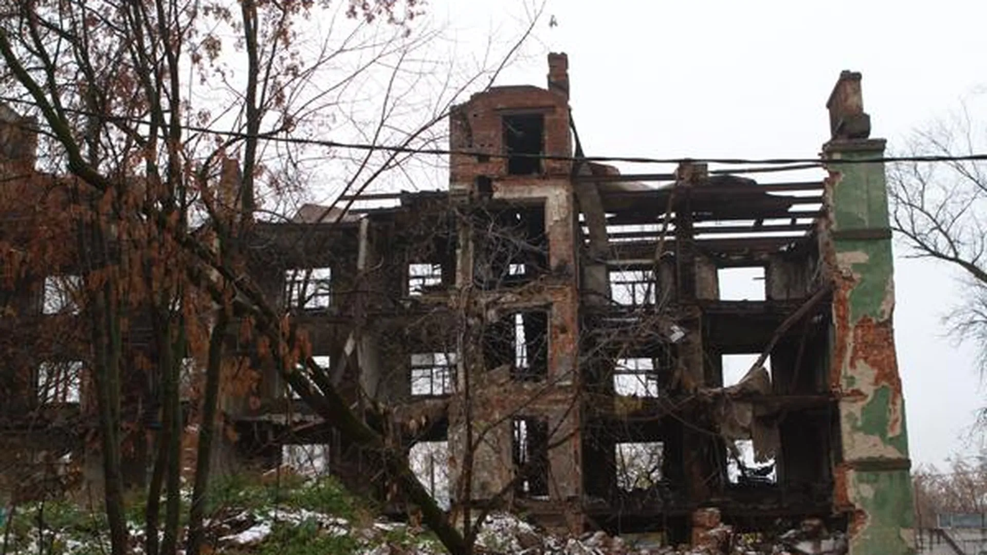 Дом Стройбюро лежит в руинах