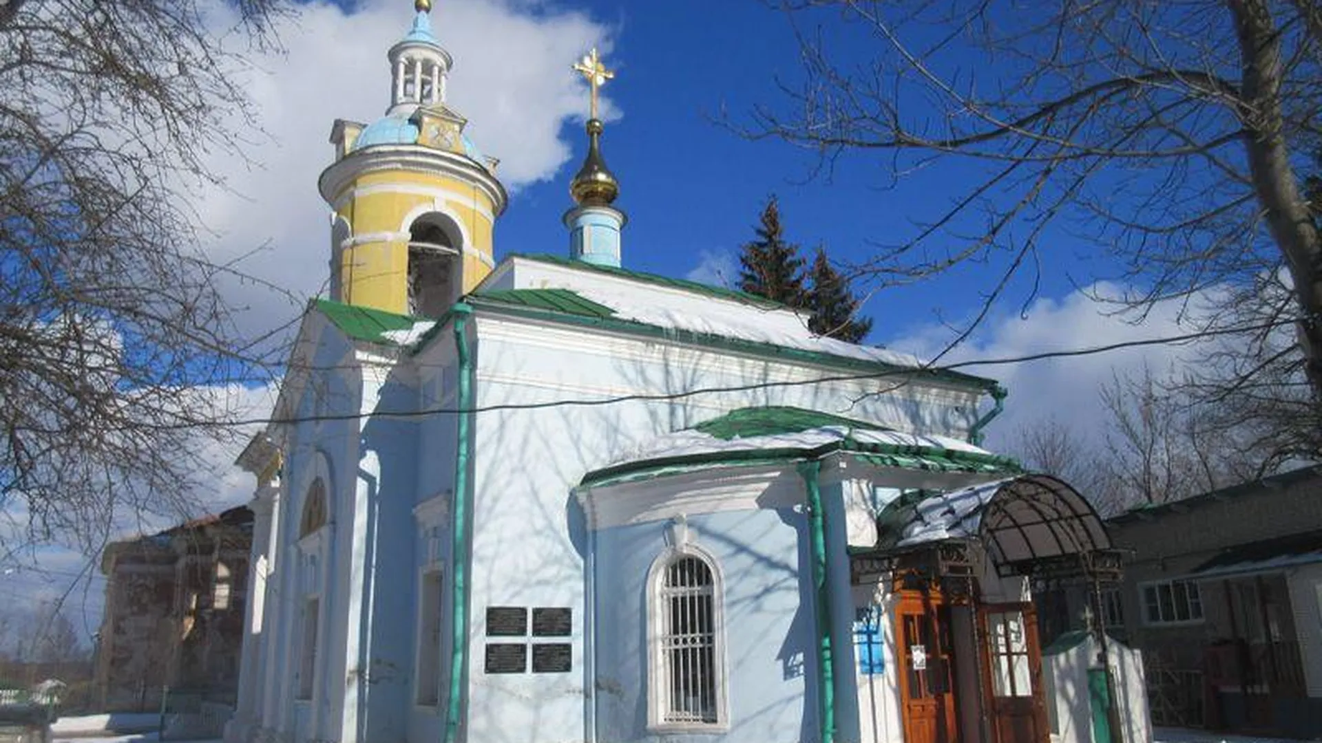 Два храма в Петровском у станции Алабино