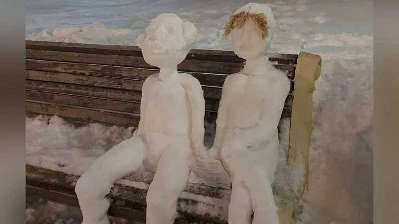 Милая снежная фигура сидящей на лавке парочки порадовала жителей Раменского