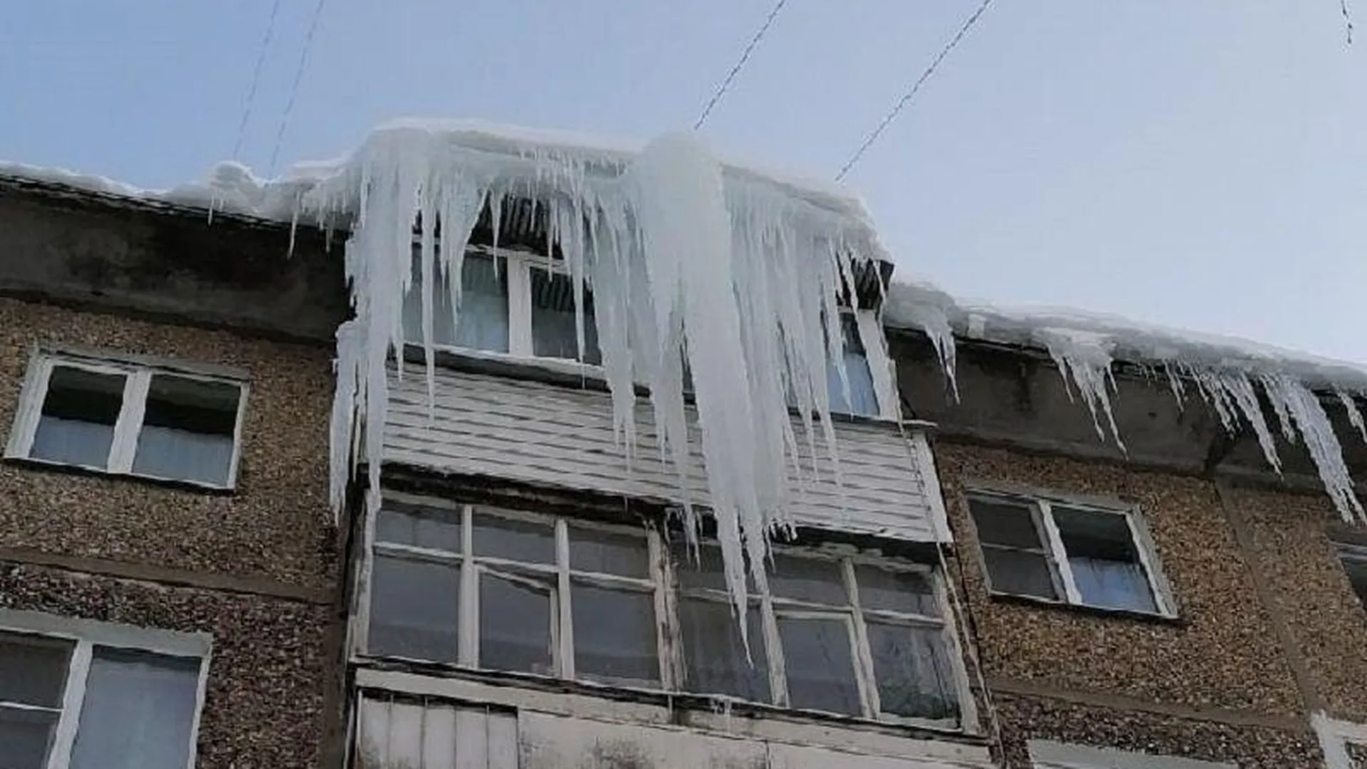 Огромные сосульки пленили балкон жителей Егорьевска