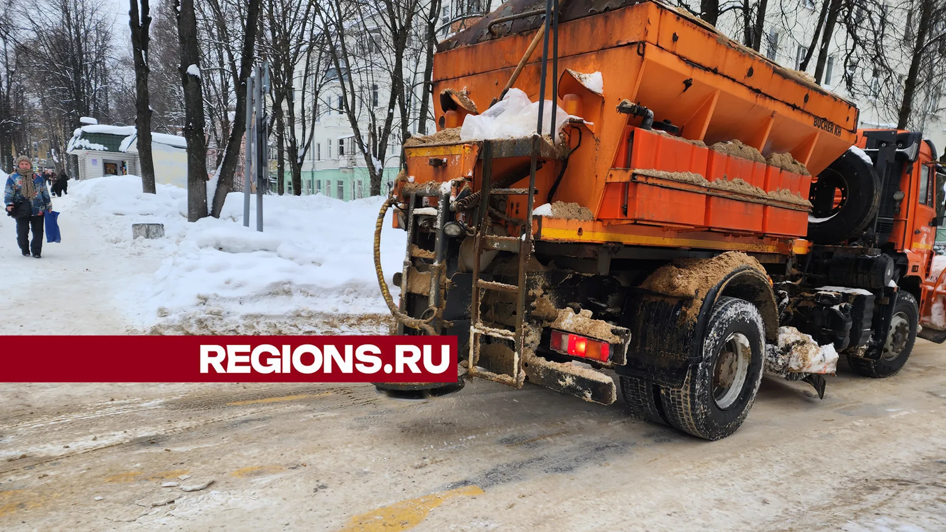 В Городском округе Пушкинский более сотни машин дорожных служб устраняют последствия ледяного дождя