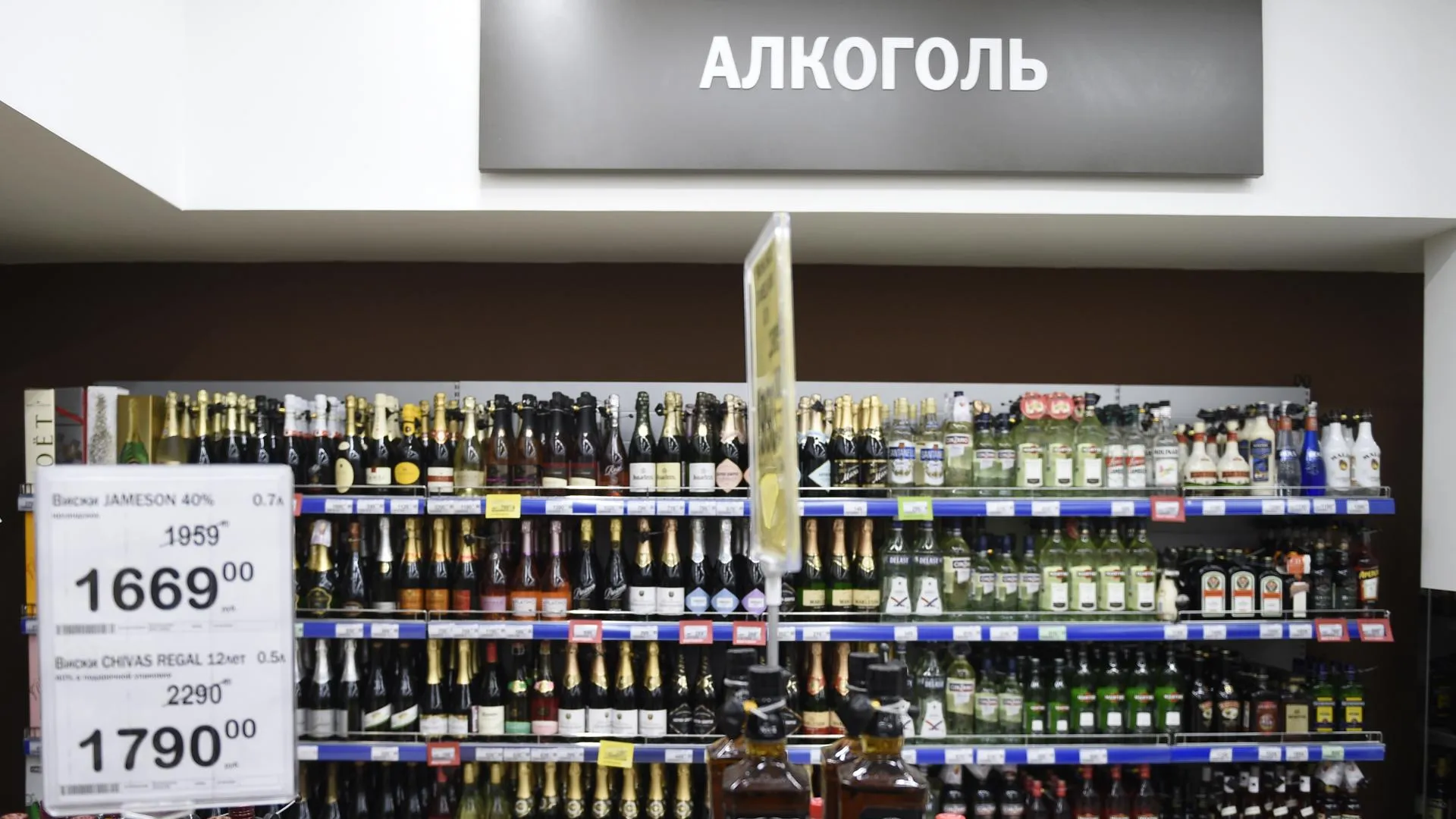 Эксперт Платицын предложил повысить стоимость алкогольных напитков во избежание его легкодоступности