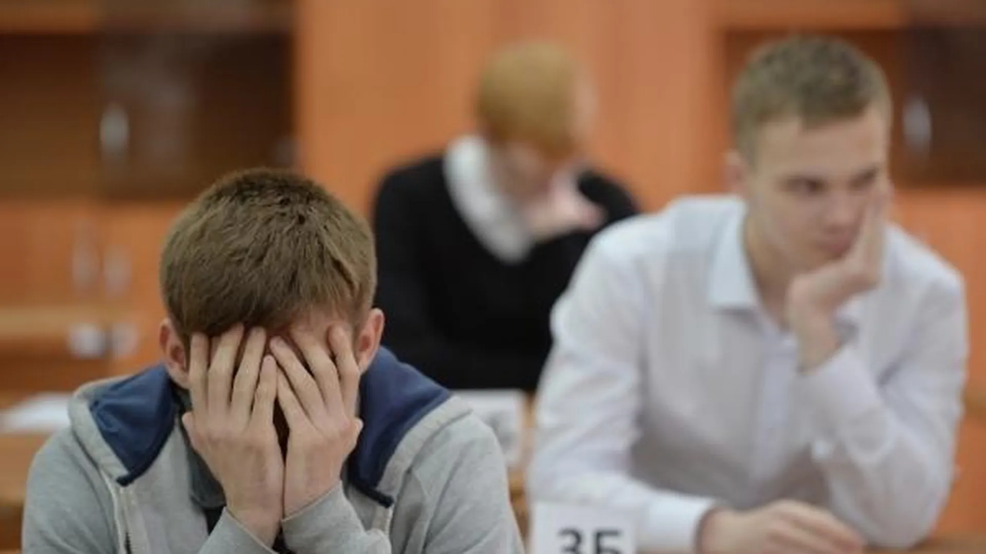 Отменять экзамены в российских школах в ближайшее время не планируют 