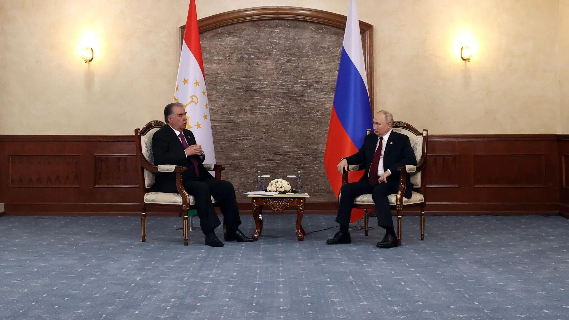Путин обсудил с лидером Таджикистана ситуацию вокруг трудовых мигрантов