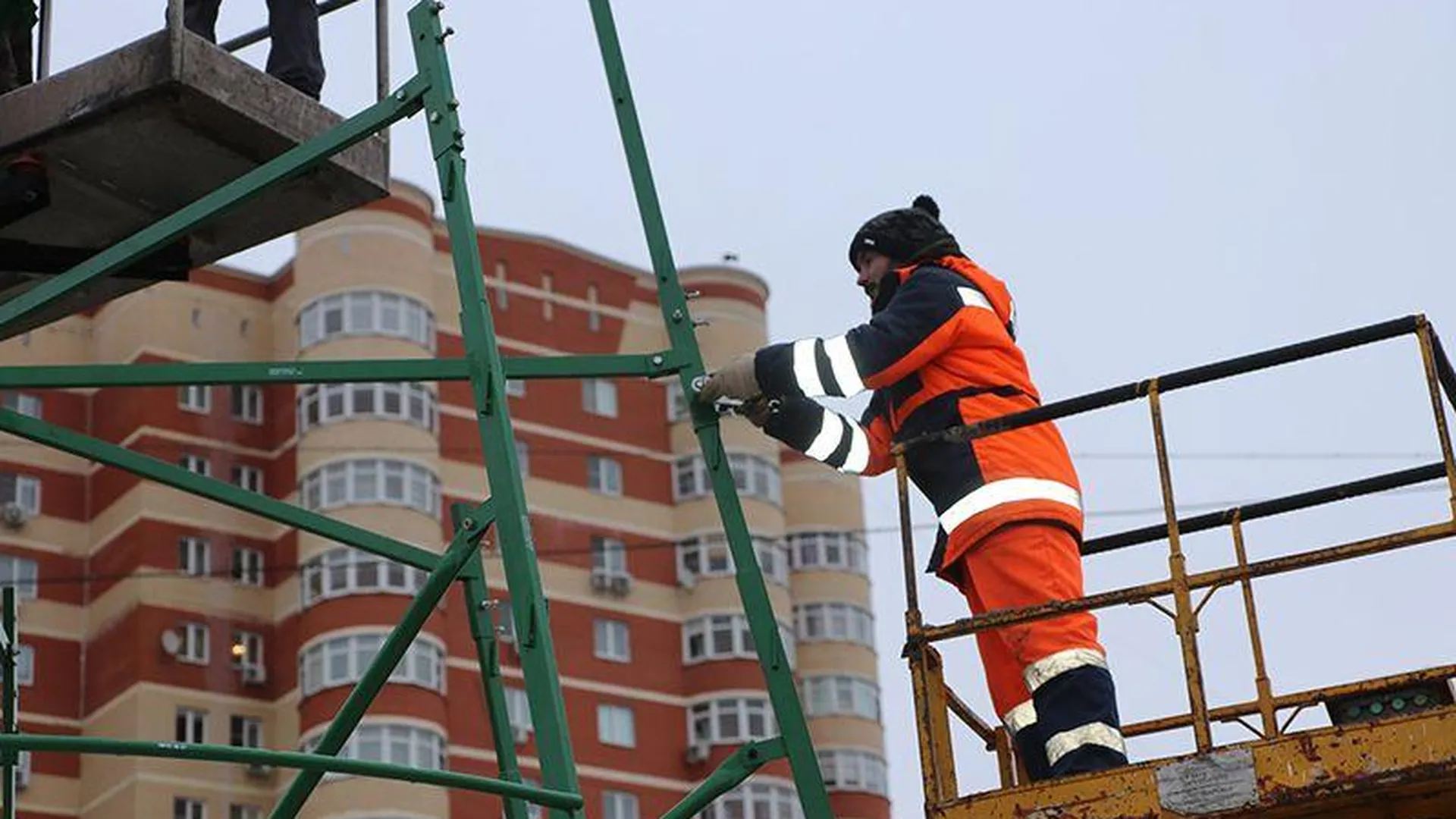 В Ивантеевке идет монтаж самой высокой искусственной ели в городе