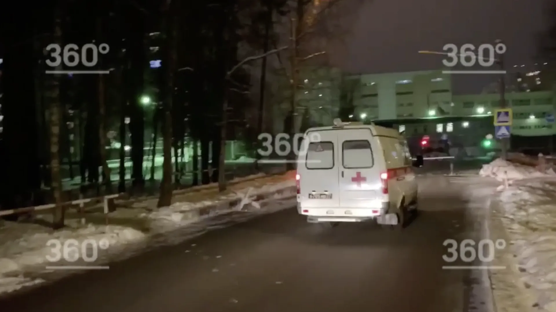 Скорые со срочниками попали на видео на территории военной части в Подмосковье