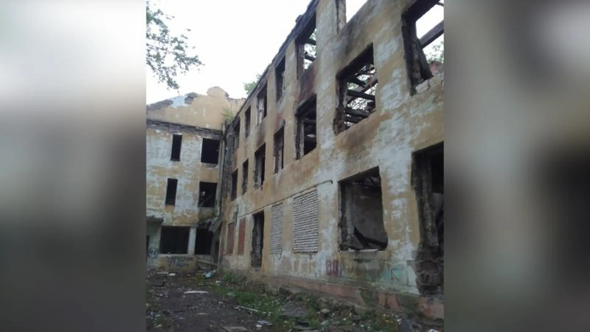 В центре Коломны не могут снести развалины сгоревшего дома, по документам здание жилое и не аварийное 