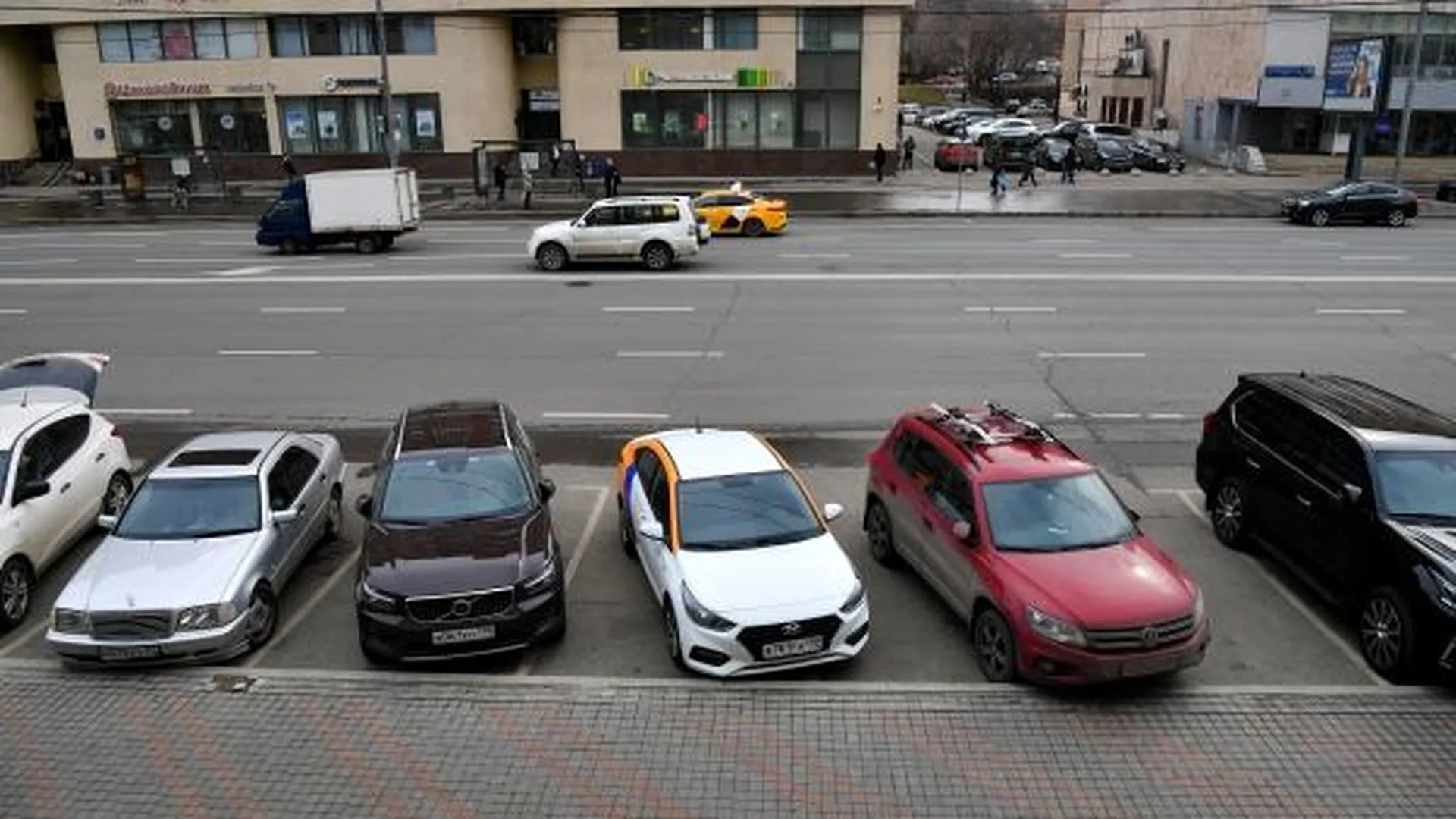 Бывший парень прикрепил трекер для слежения на машину блогерши в Москве |  360°