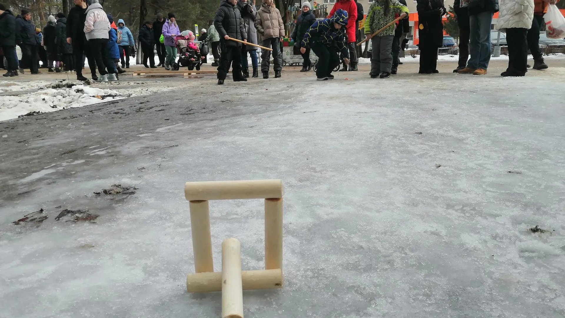 Жители Протвина проводили зиму блинами и игрой в лапту