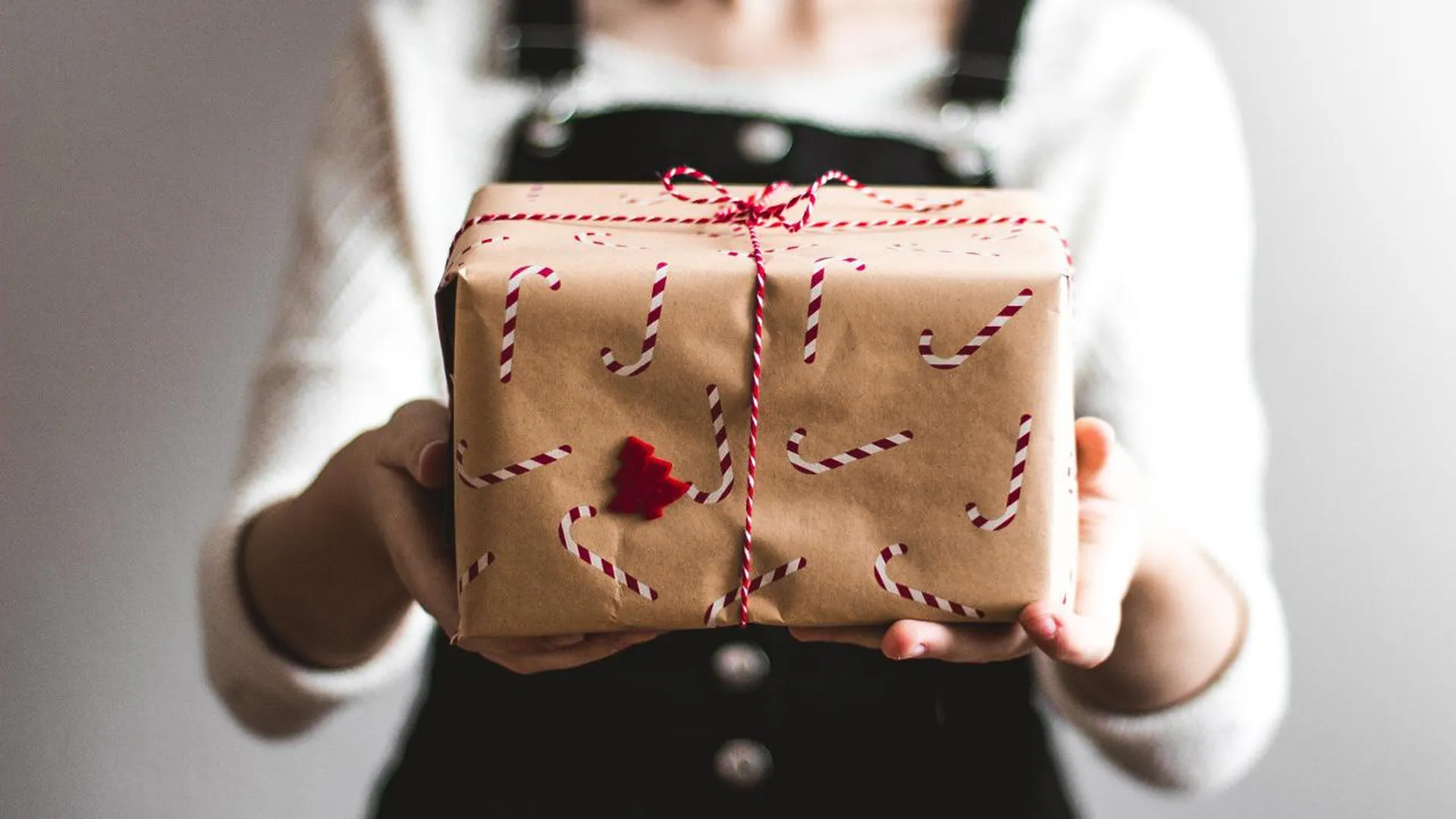 «Приравнивается к взятке»: юрист раскрыл, какие подарки нельзя дарить учителям на Новый год