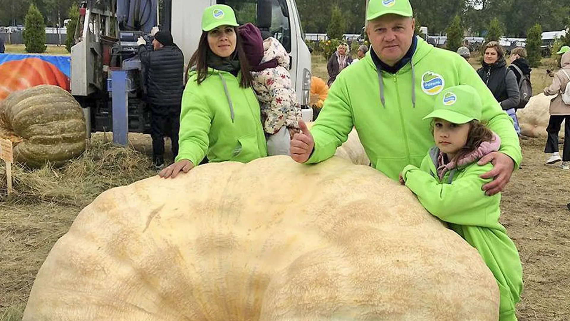 Фермер Андрей Гусев из Луховиц рассказал, как от веса его громадных тыкв ломаются все измерители