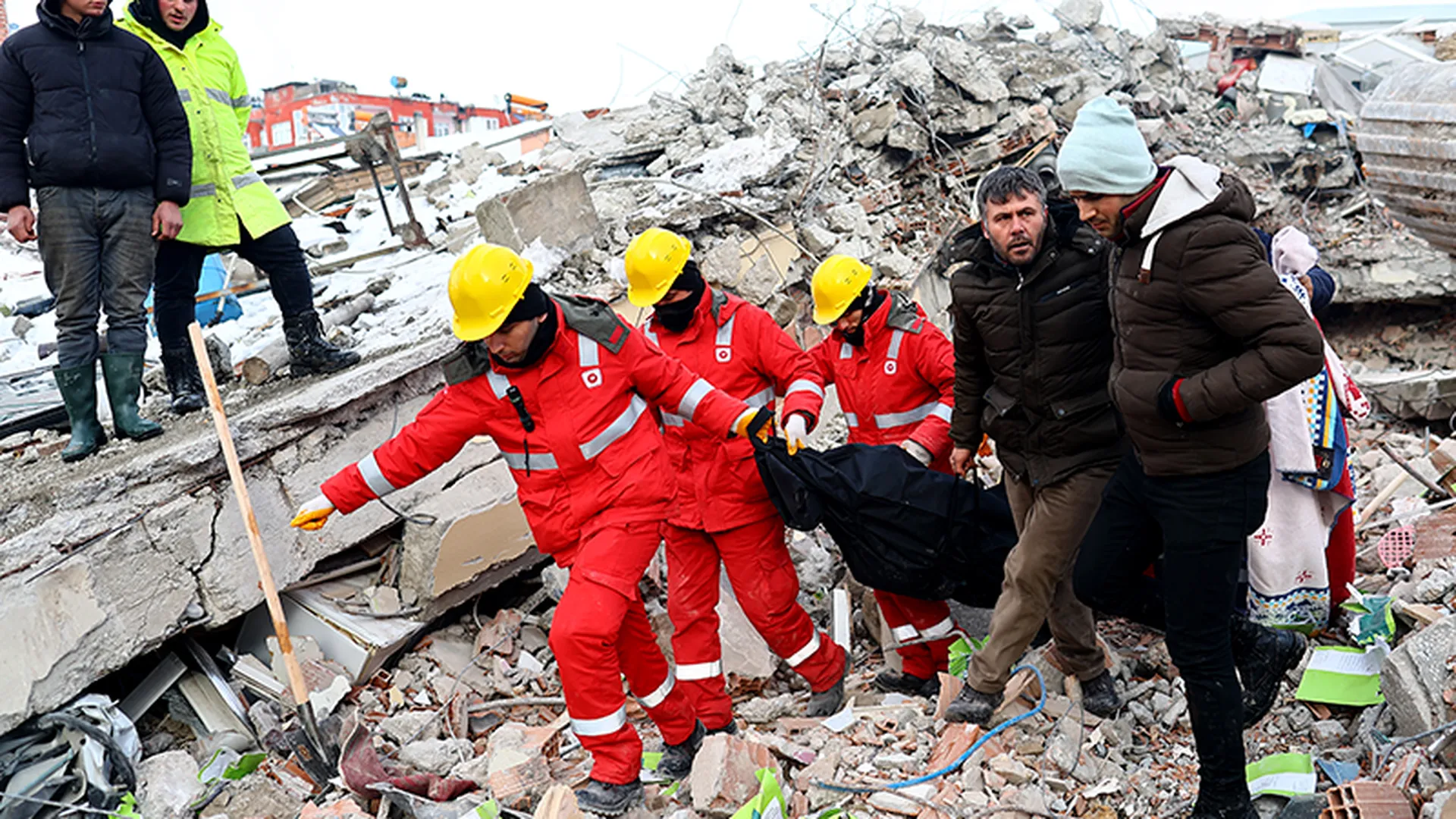 «Погибают в течение первых шести часов» — врач о мучениях тех, кто оказался под завалами в Турции
