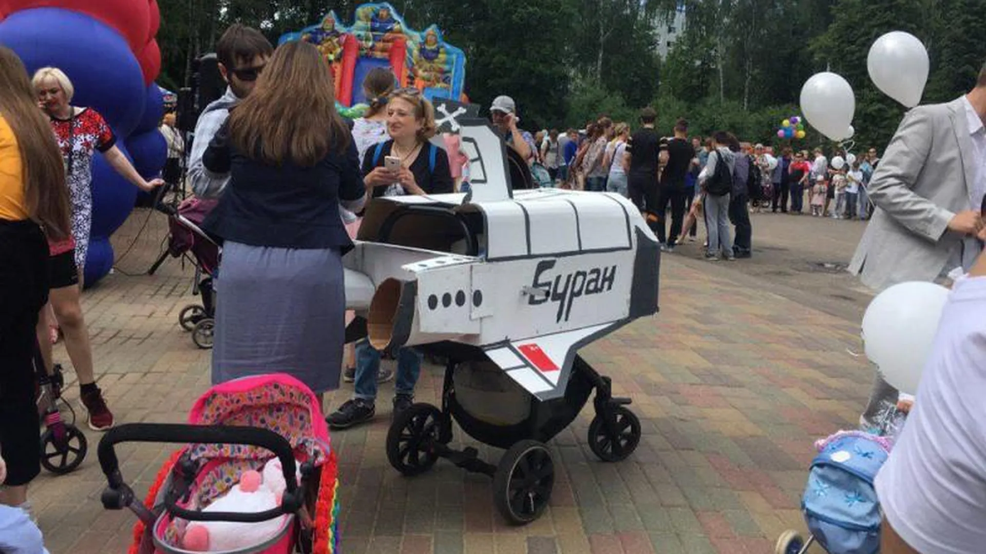 Космическая прогулочная и пиратский трансформер: в Подмосковье прошел парад детских колясок 