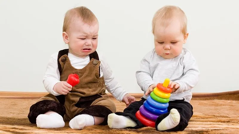 Не заставляйте ребенка делиться: психолог рассказал, как не вырастить из малыша жадину