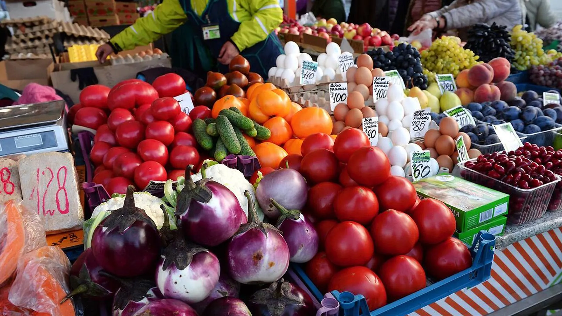 Овощи, мясо и сахар: экономисты объяснили, почему дешевеют некоторые продукты