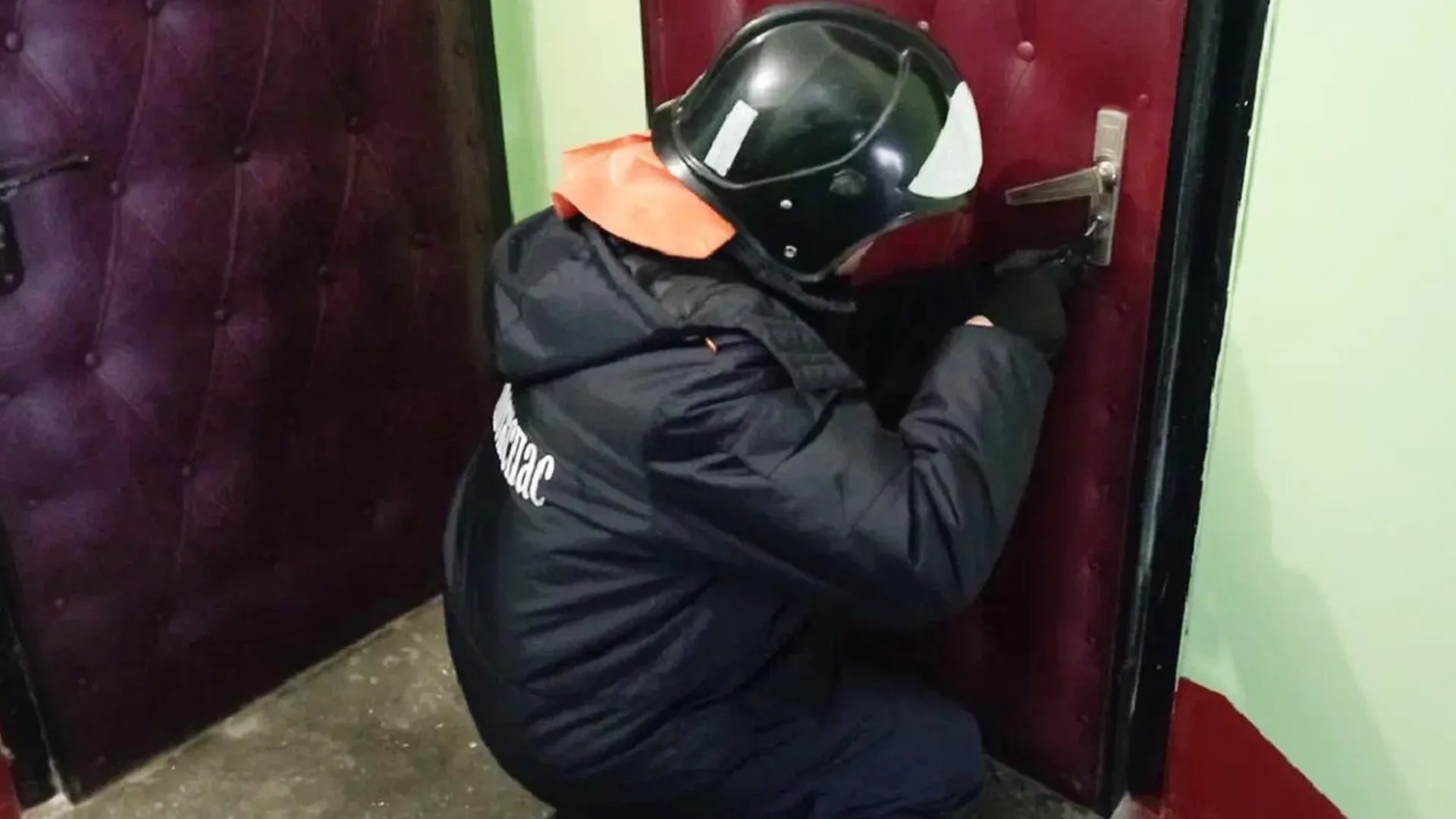 Спасатели освободили из запертой квартиры в Подмосковье пенсионерку с признаками инсульта