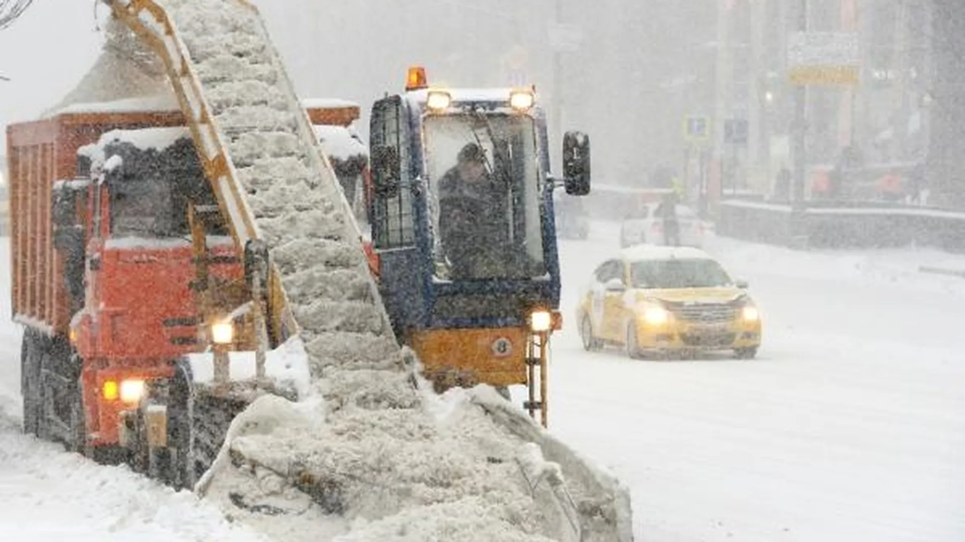 Боевая готовность: в Химках сформировали штат рабочих для уборки последствий снегопада