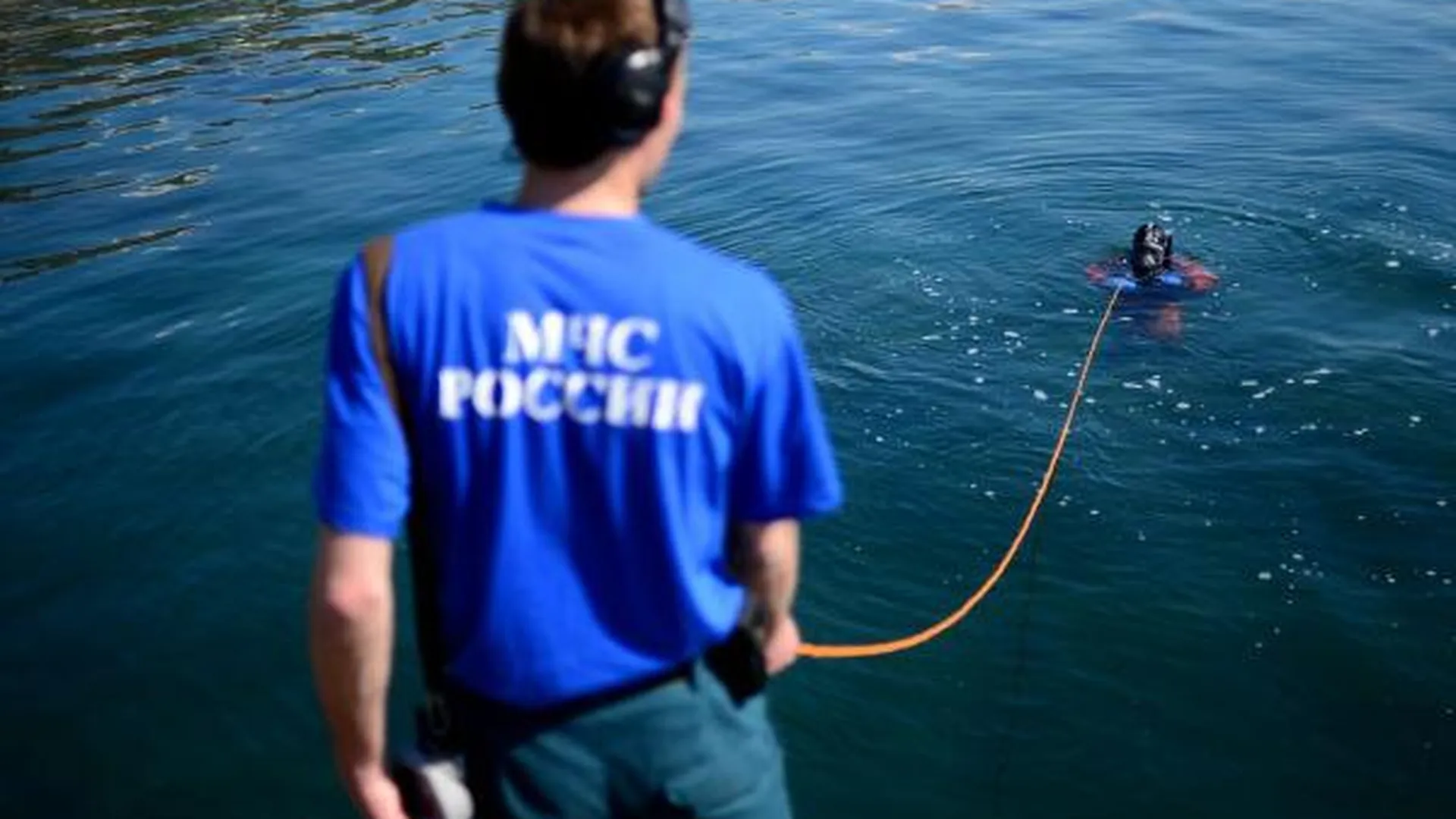Сотрудники МЧС спасли мальчика, который тонул в Москве-реке