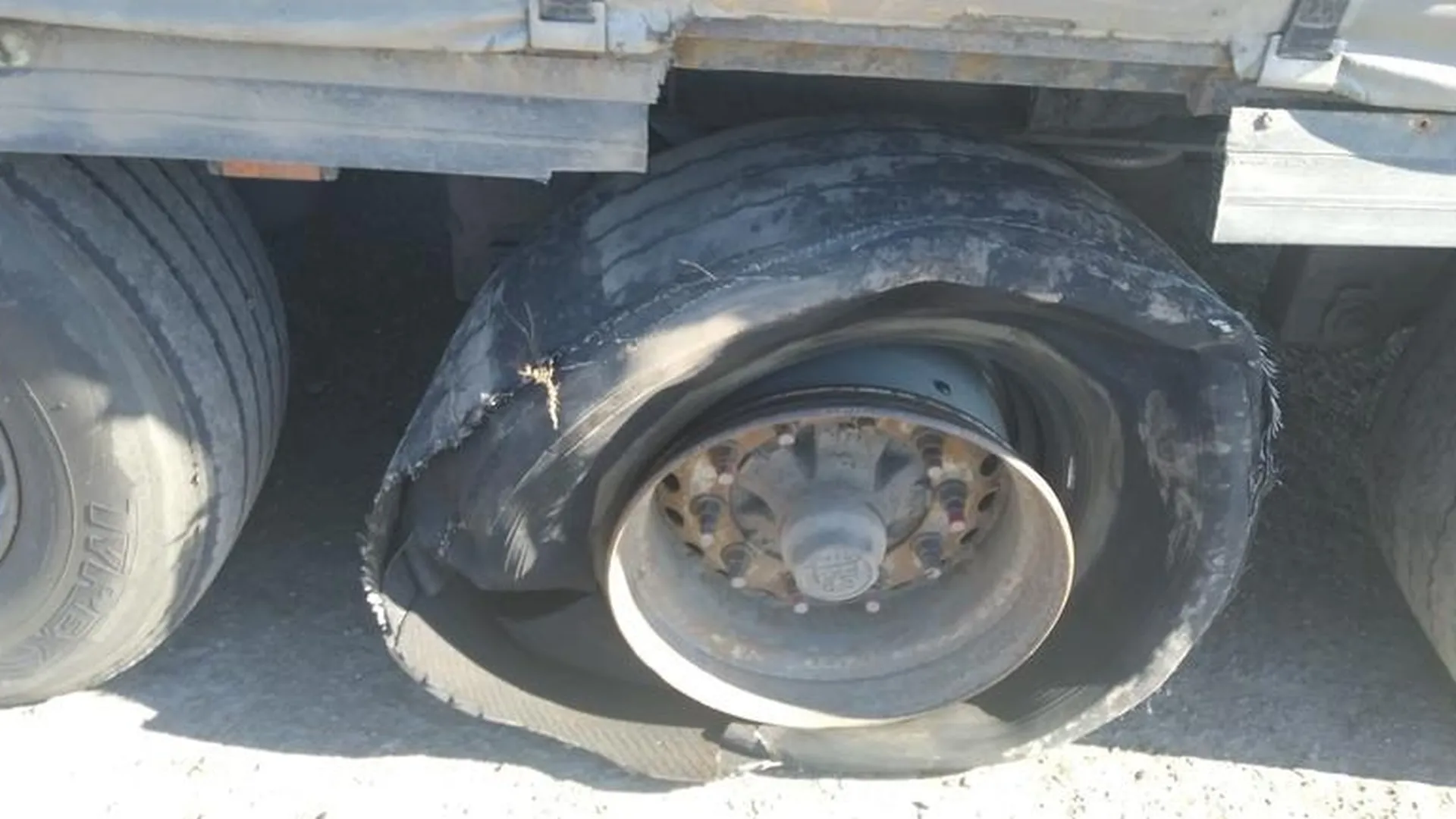 Взорвавшееся колесо фуры сломало дверь ехавшей рядом легковушки в Раменском районе