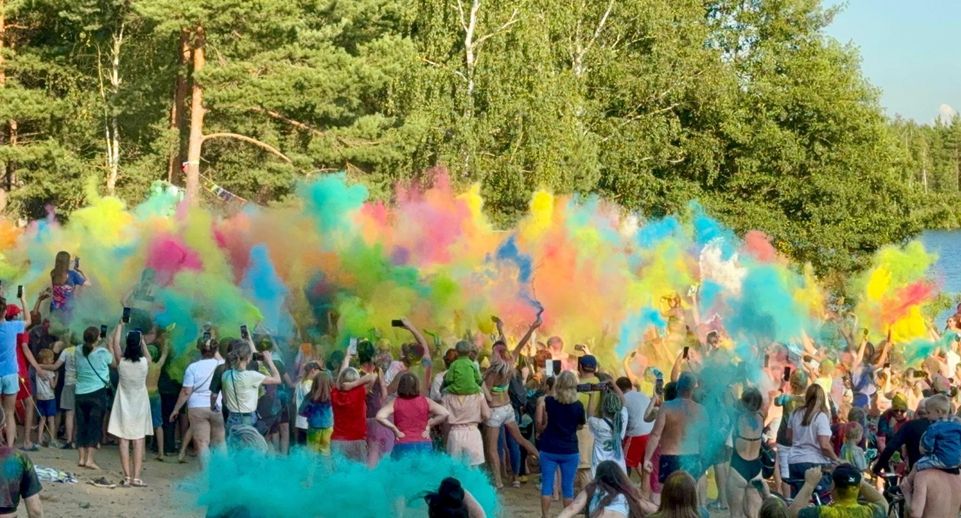 Более 500 человек посетили фестиваль красок на Голубом озере в Золотове