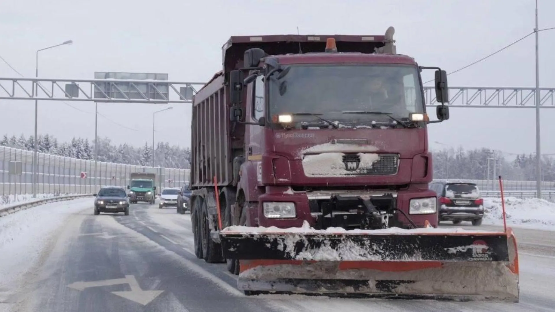 Дорожные службы Подмосковья продолжают ликвидировать последствия снегопада
