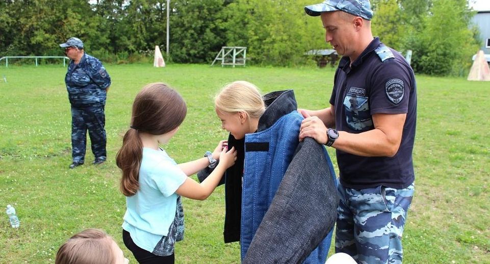 Полицейские Дмитрова провели экскурсию для детей из летнего лагеря