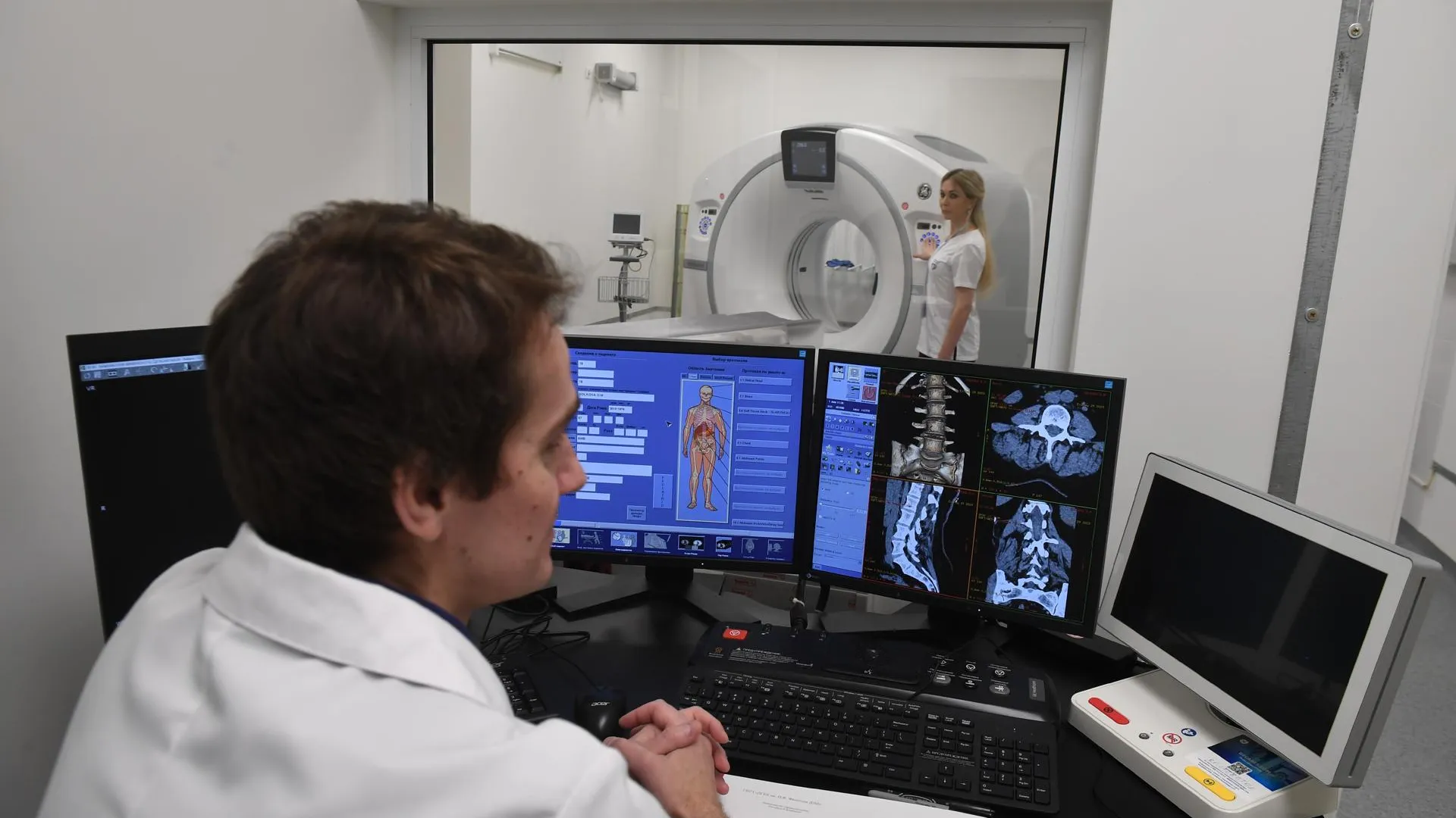 Медицинские работники смотрят результаты обследования с помощью аппарата компьютерной томографии (КТ). Фото: Komsomolskaya Pravda