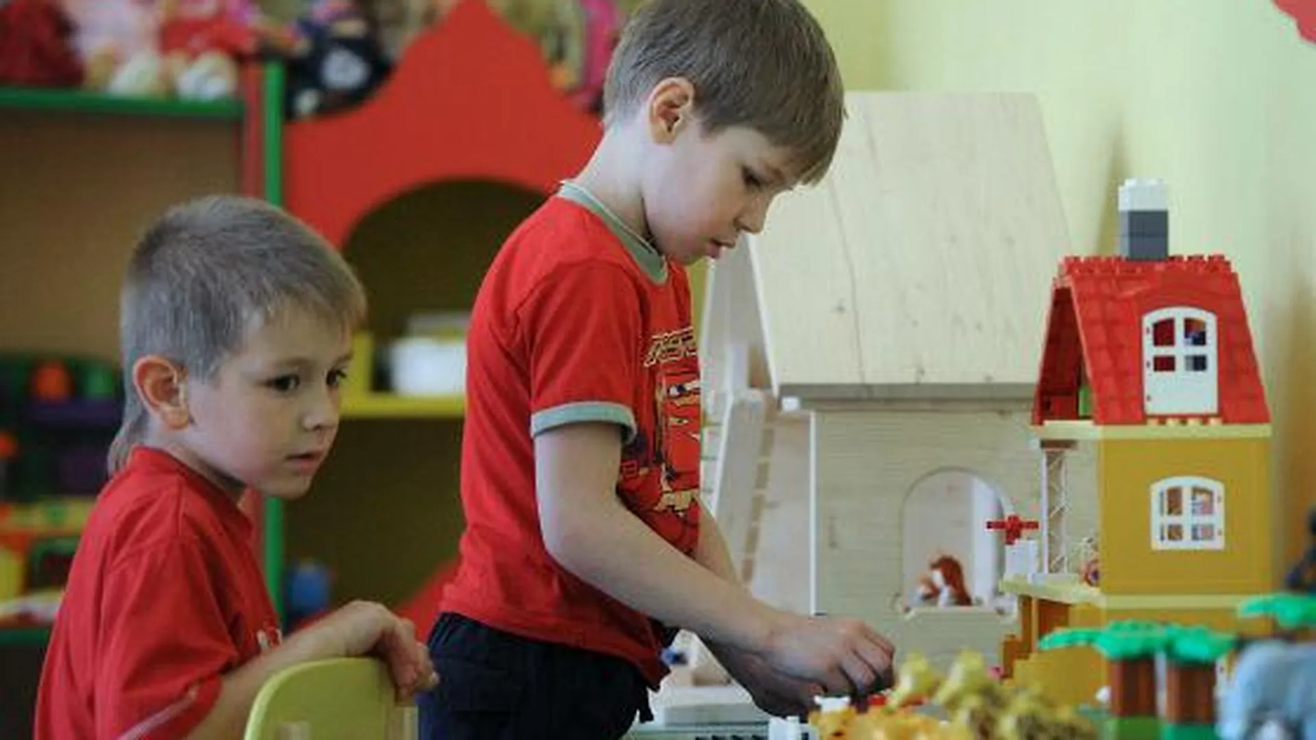 Школы и детсады Подмосковья примут детей с Украины