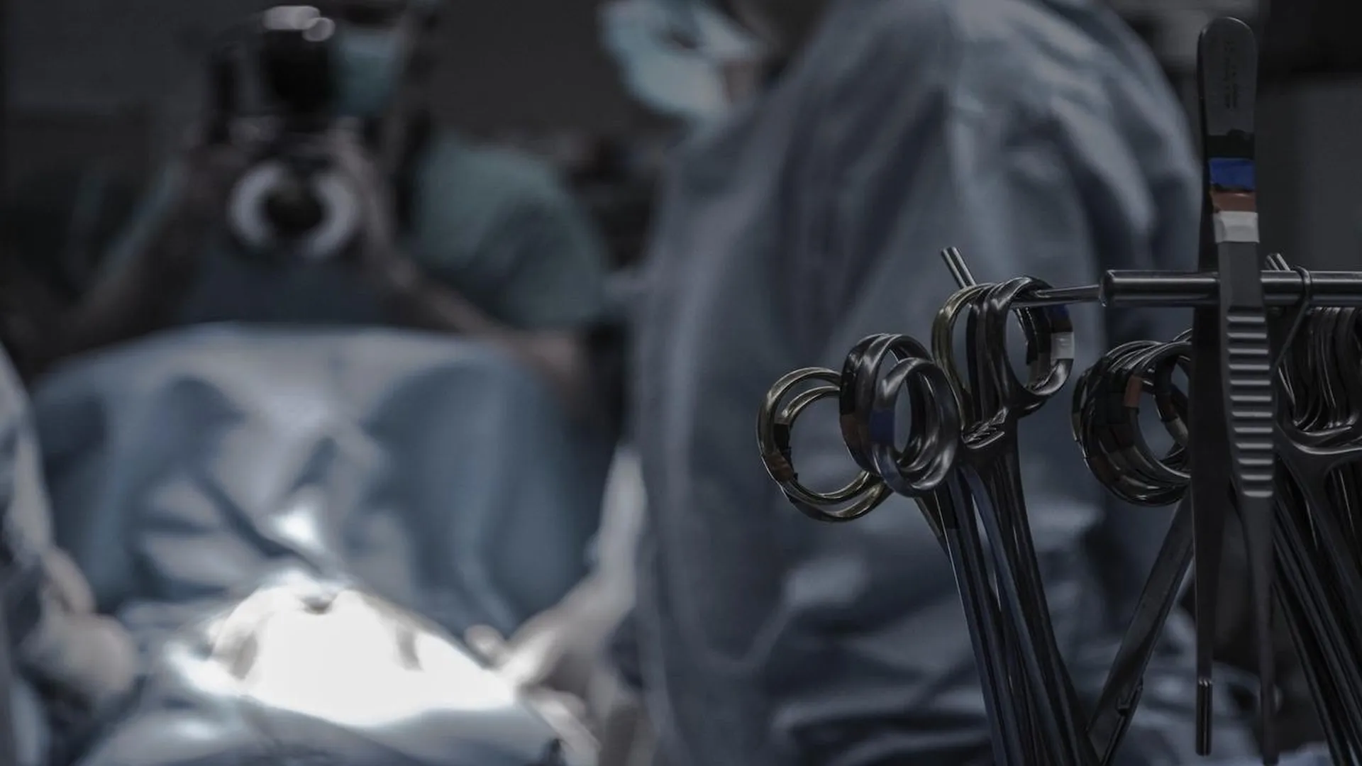 В Кузбассе врачи едва не лишили ноги пациентку с ушибом