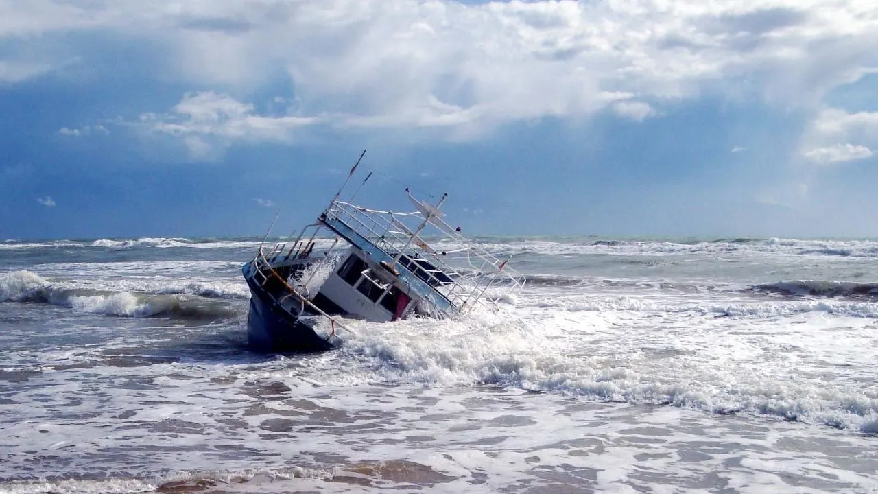 Трое россиян погибли при крушении рыболовецкого судна в Атлантике
