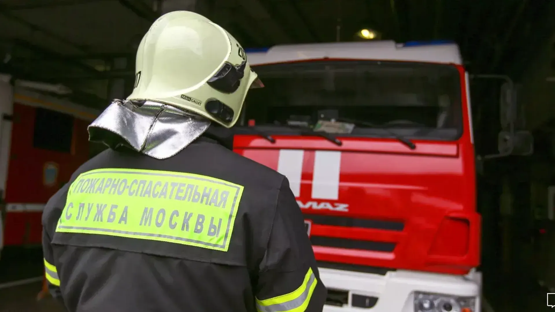Появились кадры с места тушения пожара в конюшне в Москве