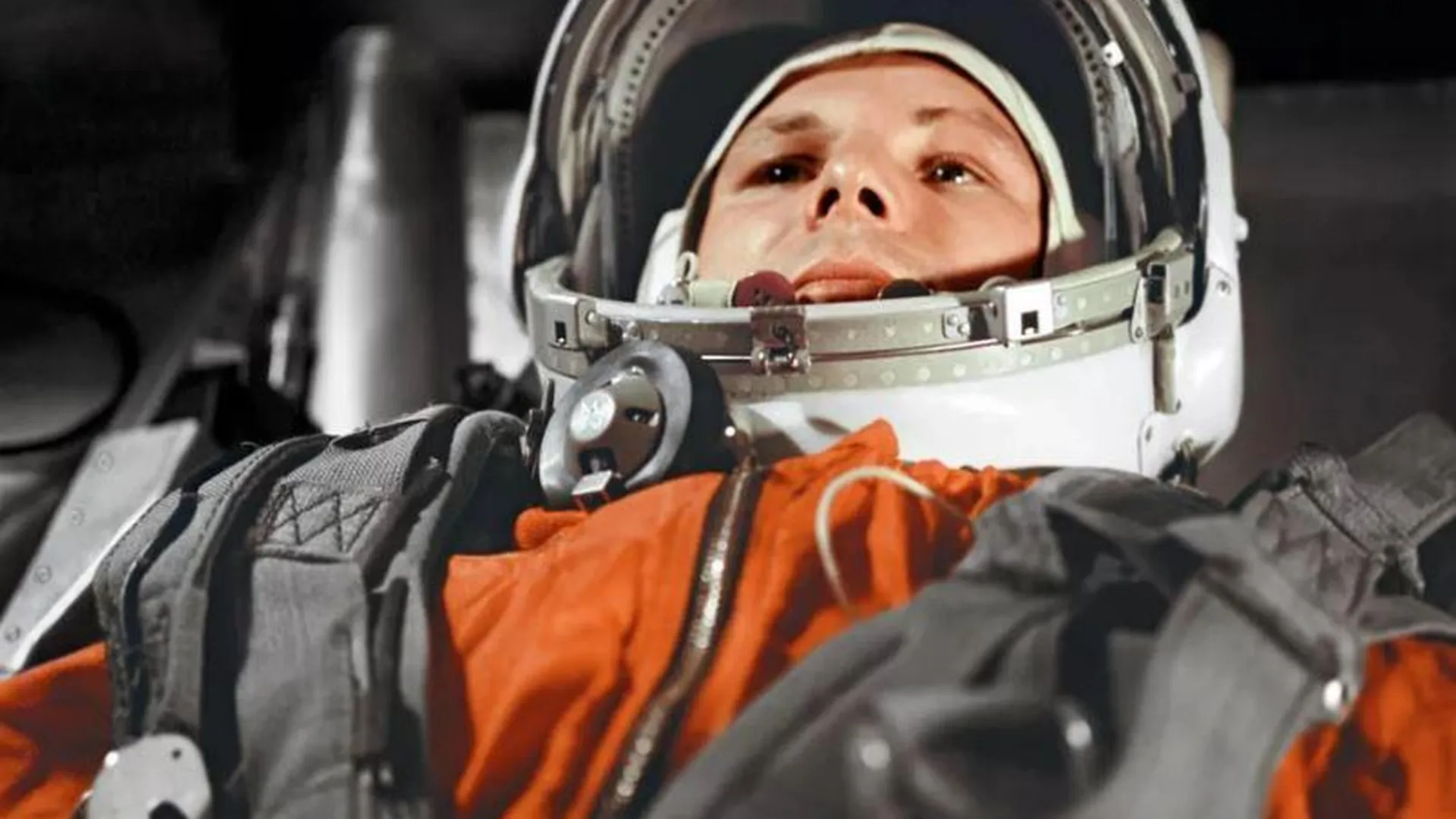 Космонавт Юрий Гагарин в кабине космического корабля «Восток-1» перед стартом