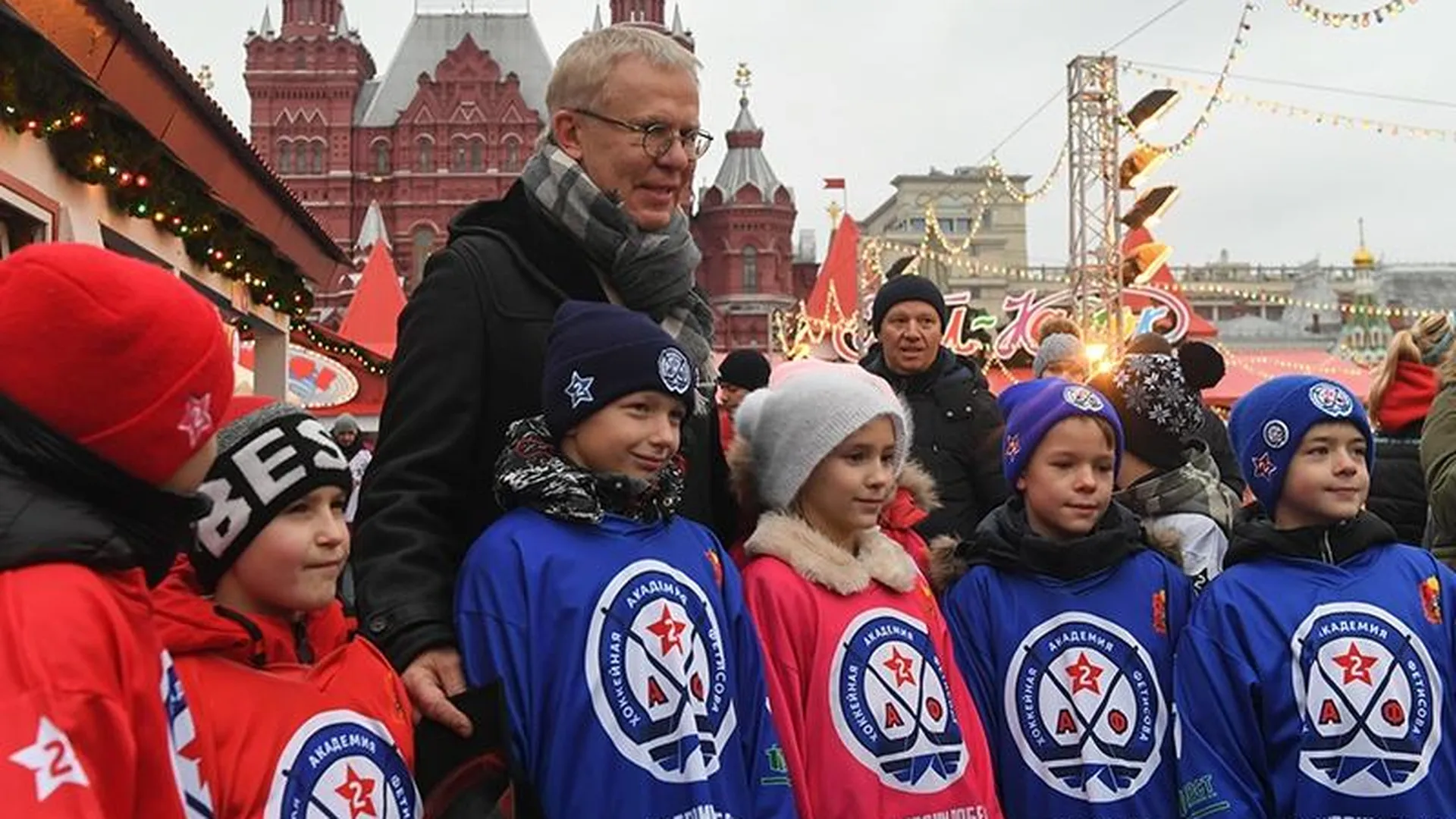 На Красной площади прошел матч по следж-хоккею между звездами и детской командой 