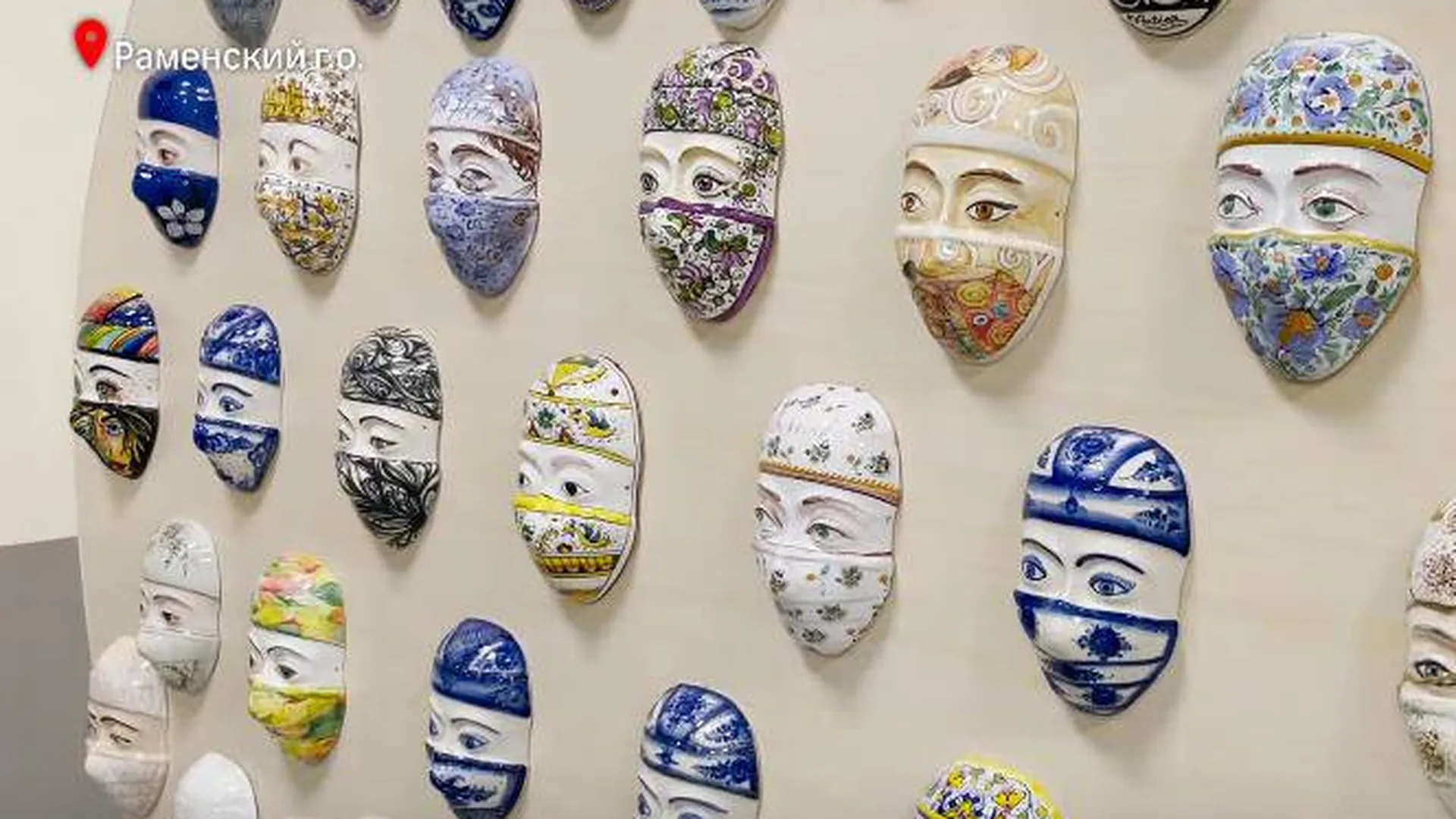 Керамические маски с глазами врачей из красной зоны выставили в Подмосковье