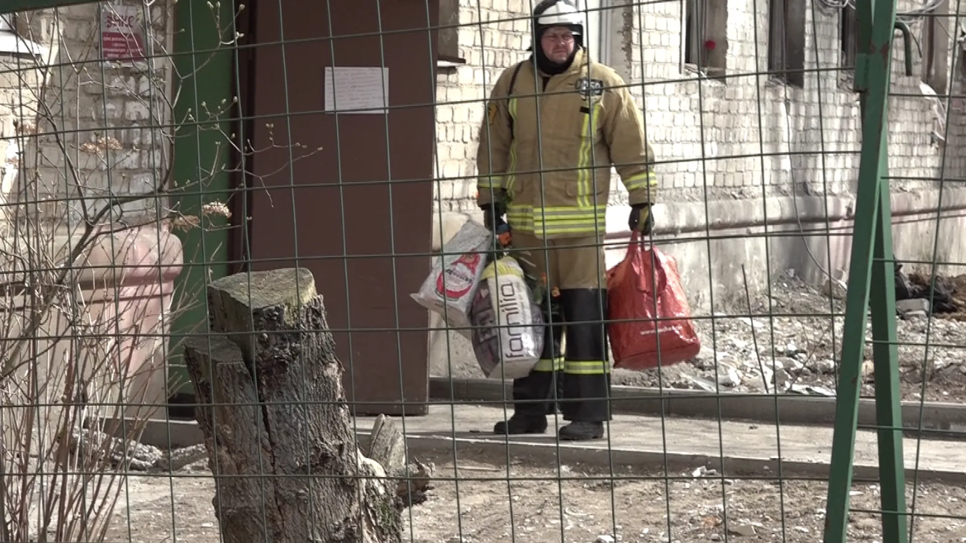 Коммунальные службы расчистили территорию рядом с домом после взрыва газа в Орехово-Зуеве