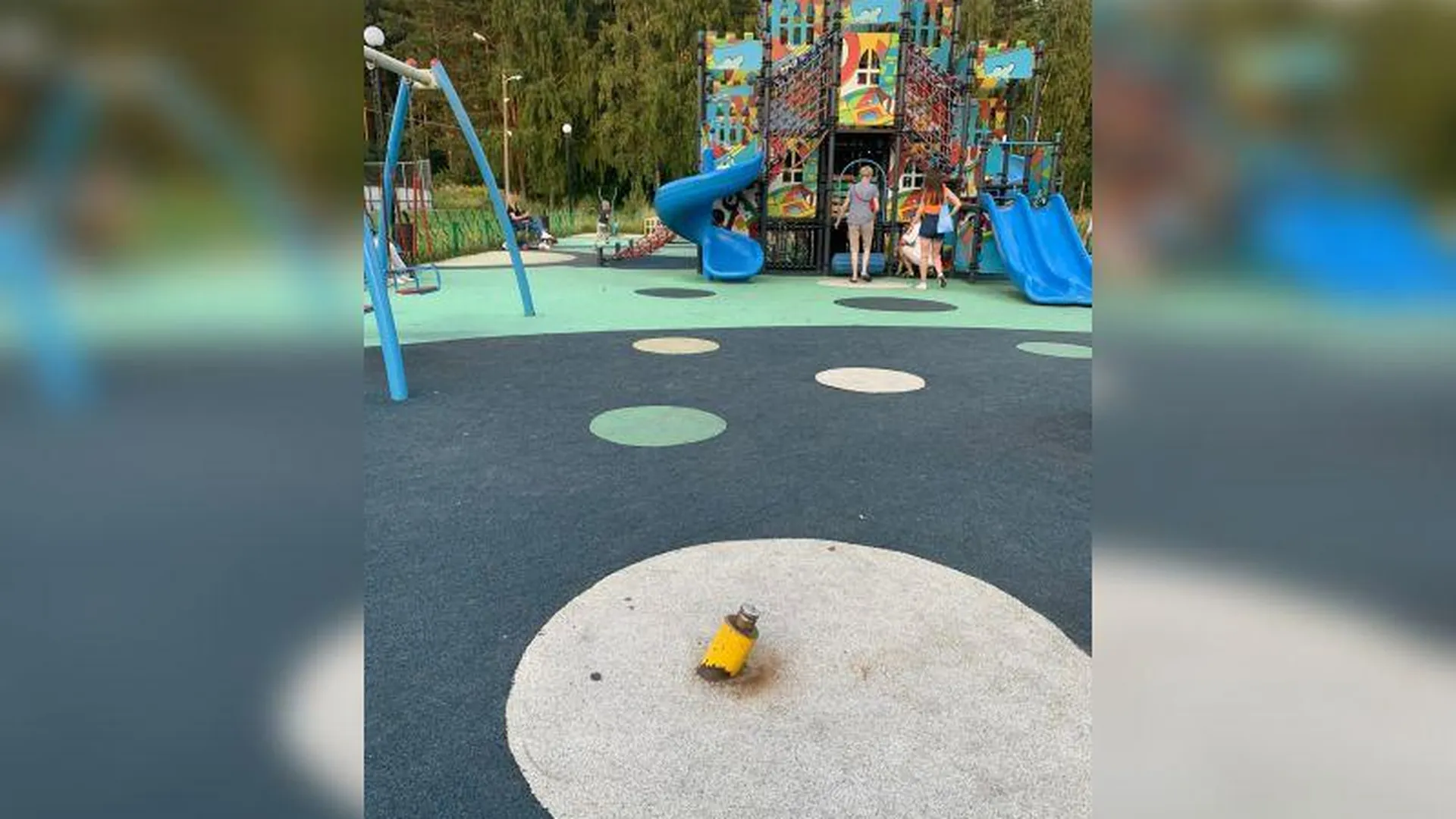Жители Кубинки помогли коммунальщикам выявить опасный элемент на детской площадке