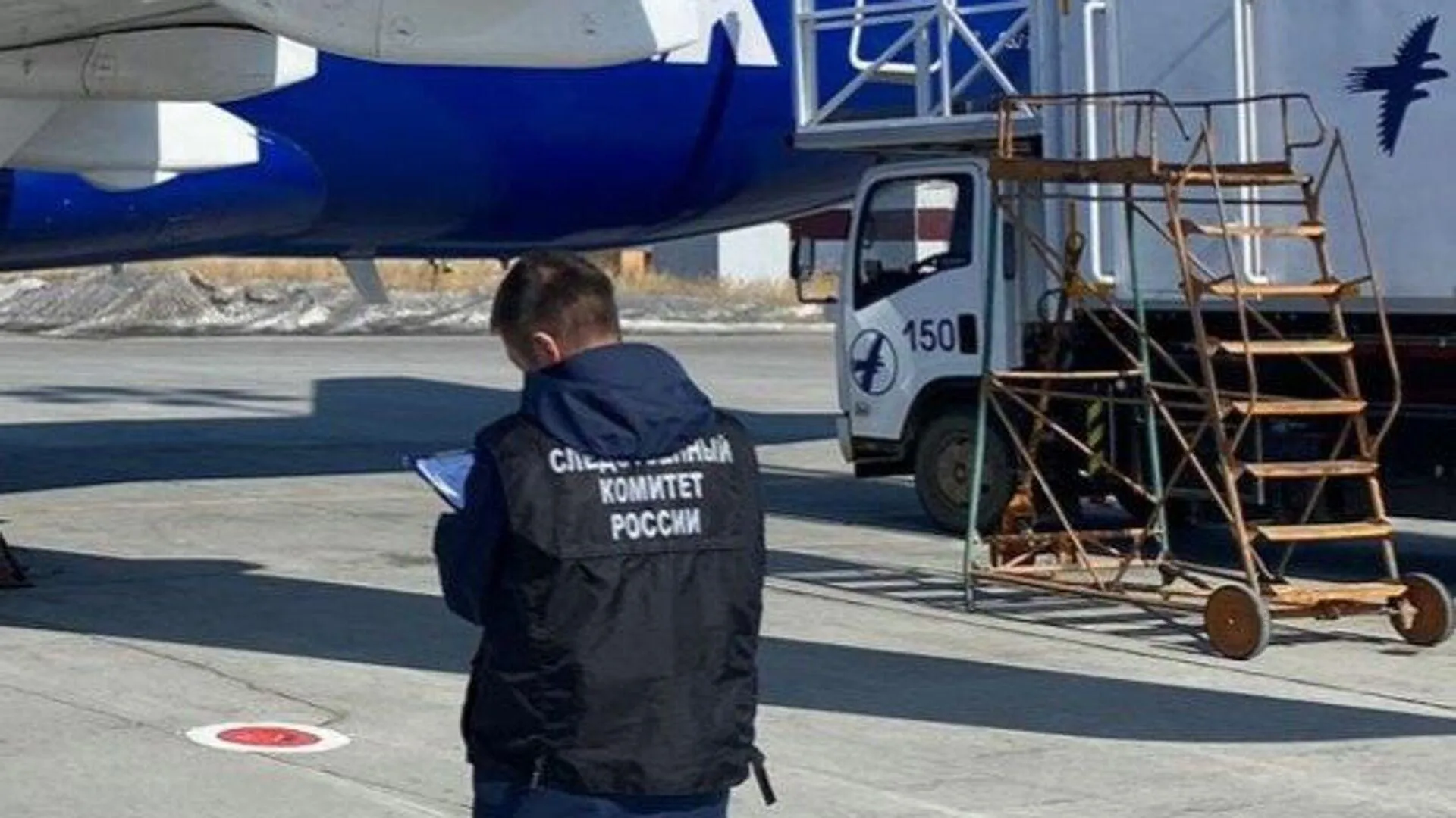 Автомобиль наземной службы протаранил самолет в аэропорту Якутска